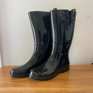 Black women’s rainboots size 8